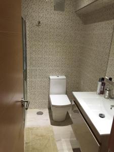 uma casa de banho com um WC e um lavatório em Apartamento Vista Mar 410 em Port d'Alcudia