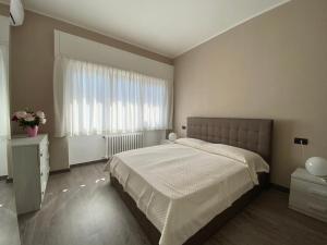 a bedroom with a large bed and a window at Appartamento Renzo, Dongo, Lago di Como in Dongo