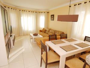 ein Wohnzimmer mit einem Sofa und einem Tisch in der Unterkunft Villa Gaudi in Oliva