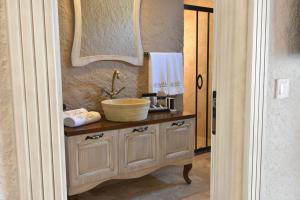 W łazience znajduje się umywalka i lustro. w obiekcie Alaçatı Aura Plus w mieście Izmir