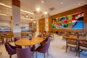 Um restaurante ou outro lugar para comer em Recanto Cataratas - Thermas, Resort e Convention