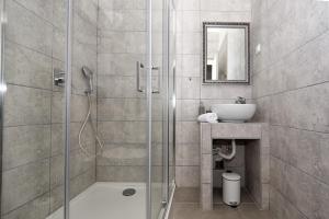 łazienka z prysznicem i umywalką w obiekcie Arena Delight Studio Apartments w Puli +37 zdjęć