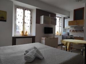 Un dormitorio con una cama con una toalla. en MONOLOCALI DA VINCI en Falconara Marittima