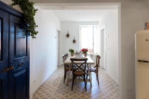 a kitchen and dining room with a table and chairs at Il Caruggio Rooms&Breakfast in Varazze