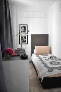una camera con letto e comodino con sidro di servizio. di The flat via roma 45 a Bassano del Grappa