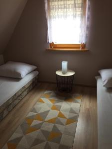 sypialnia z łóżkiem i oknem ze świecą w obiekcie Domek AMPERO 2 we Władysławowie