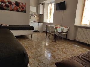 uma sala de estar com uma mesa e uma cozinha em MONOLOCALI DA VINCI em Falconara Marittima