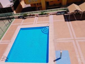 eine Draufsicht auf einen Swimmingpool auf einem Gebäude in der Unterkunft Principado Centro Alquilevante in Benidorm
