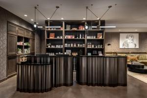华盛顿Vignette Collection Yours Truly DC by IHG的酒吧,餐厅有黑柜台