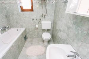 Łazienka w obiekcie Apartman Ceković