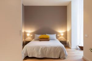 A bed or beds in a room at DestinationBCN Universitat Apartments