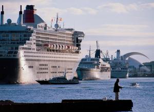 a cruise ship and a boat in the water at Hotel Nautico in Santa Cruz de Tenerife