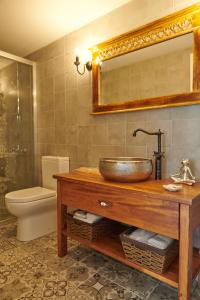 A bathroom at Gobene Alacati Még 35 kép