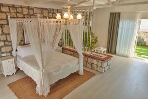A bed or beds in a room at Gobene Alacati