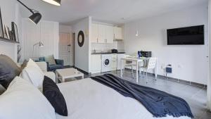 コラレホにあるMyfaprojectのリビングルーム(ベッド1台付)、キッチンが備わります。