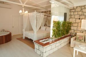 A bed or beds in a room at Gobene Alacati