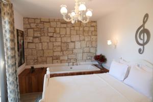 A bed or beds in a room at Gobene Alacati