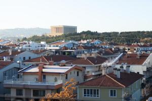 een stad met huizen en een gebouw met een vuur bij Ilci Residence Hotel in Ankara