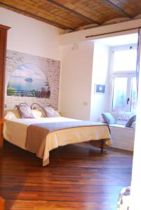 ein Schlafzimmer mit einem großen Bett und zwei Fenstern in der Unterkunft La Piccola Stellina in Rom