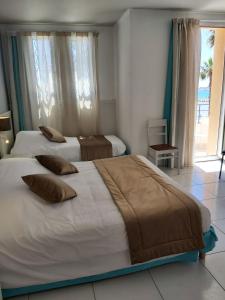 Postel nebo postele na pokoji v ubytování Hotel Restaurant Miramar L'orchidée