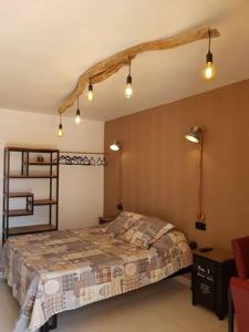 een slaapkamer met een bed en verlichting aan het plafond bij Da Vinci Room VILLA BLANCA Cambrils in Cambrils