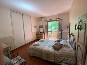 sypialnia z dużym łóżkiem i oknem w obiekcie Hotel gite d'etape San Pasquale w mieście Conca