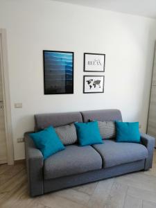 聖安蒂奧科的住宿－Appartamento Monte Granatico 01，客厅配有带蓝色枕头的沙发