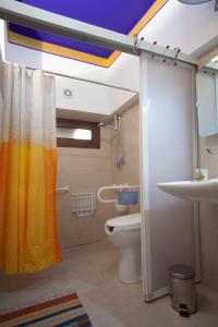 een badkamer met een douchegordijn en een toilet bij Appartamenti "Elegante & Romantico" in Trapani