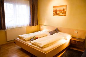 A bed or beds in a room at Gasthof Familie Hutter