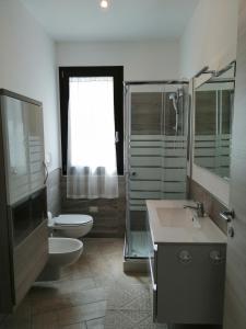 ein Bad mit einem Waschbecken, einem WC und einer Dusche in der Unterkunft Appartamento Monte Granatico 01 in SantʼAntìoco