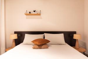 A bed or beds in a room at DestinationBCN Universitat Apartments