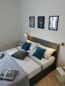 聖安蒂奧科的住宿－Appartamento Monte Granatico 01，一间卧室配有一张带蓝色枕头的大床