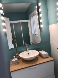 ein Badezimmer mit Waschbecken und Spiegel in der Unterkunft Los Caños Home Águilas in Águilas + 14 Fotos