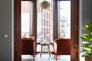 A seating area at DestinationBCN Universitat Apartments