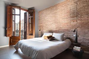 A bed or beds in a room at DestinationBCN Universitat Apartments