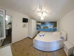 een slaapkamer met een groot wit bed in een kamer bij Casa Carmen in 2 Mai