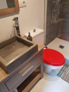 łazienka z umywalką i toaletą w obiekcie Da Vinci Room VILLA BLANCA Cambrils w mieście Cambrils