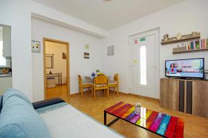 A television and/or entertainment centre at Apartments Silva