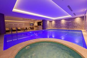 a large swimming pool in a hotel room at Ilci Residence Hotel in Ankara
