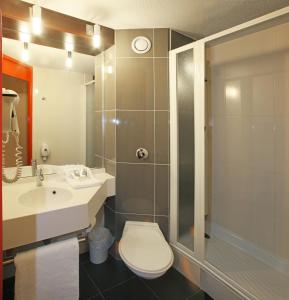 A bathroom at Hotel Inn Design Poitiers Sud
