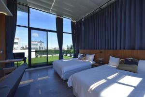 Rúm í herbergi á O2 Homestay