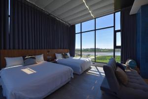 Rúm í herbergi á O2 Homestay