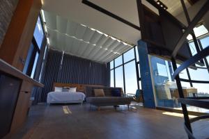 Rúm í herbergi á O2 Homestay