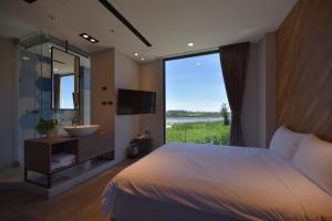 Rúm í herbergi á O2 Homestay