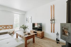 Televízia a/alebo spoločenská miestnosť v ubytovaní Apartament JODEŁKA