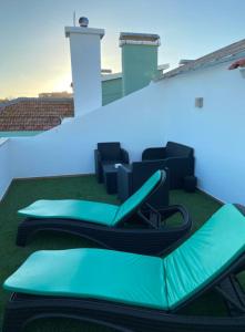Pokój z niebieskimi światłami na dachu w obiekcie quarto suite em Belém w Lizbonie