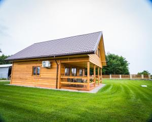 Casa de madera grande con patio grande en Kraina Dauby, en Wielowieś