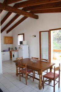 cocina con mesa de madera y 2 sillas en Gîtes à COZZANO, en Cozzano