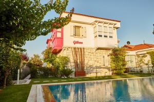 The swimming pool at or close to Gobene Alacati