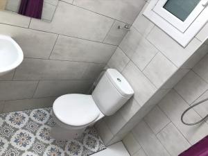 an overhead view of a bathroom with a toilet and sink at Hostal Radio Barcelona in Barcelona +22 photos